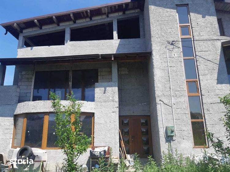 Casă cu 4 camere cu Teren 320 Mp în Bradu