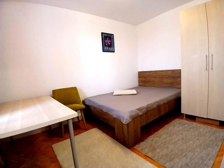 Apartament cu 3 camere decomandat, mobilat în Podu Roș