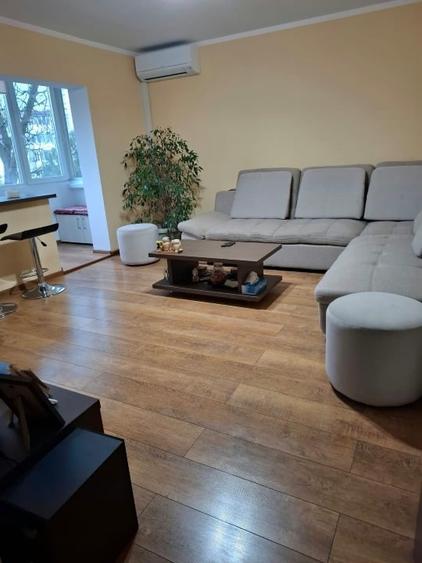 Apartament cu 4 camere decomandat, mobilat în Confecții
