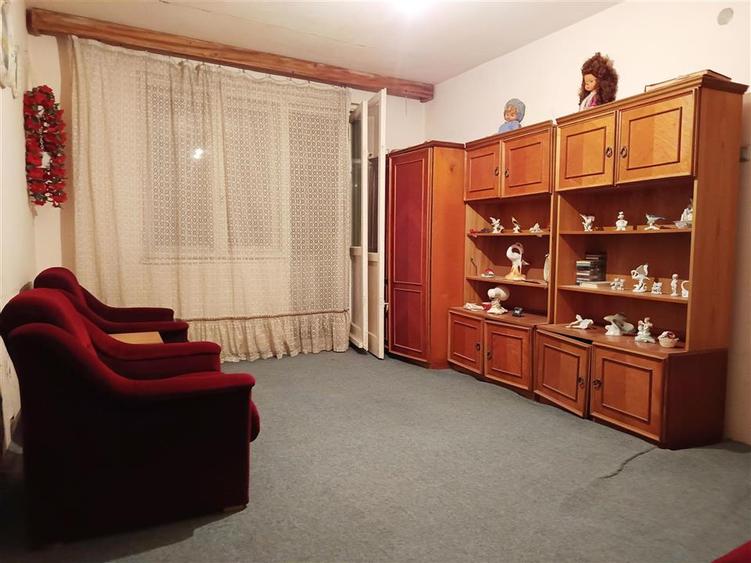 Apartament cu 3 camere semidecomandat, mobilat în Nord