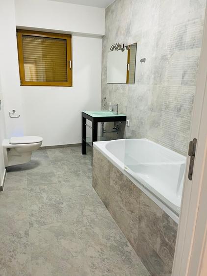 Apartament cu 5 camere decomandat în Primăverii