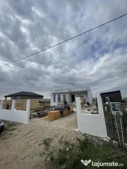 Casă cu 4 camere cu Teren 700 Mp în Pielești