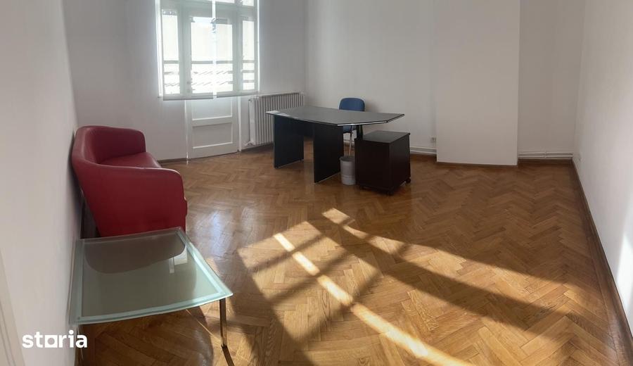 Casă cu 9 camere cu Teren 120 Mp în Eminescu