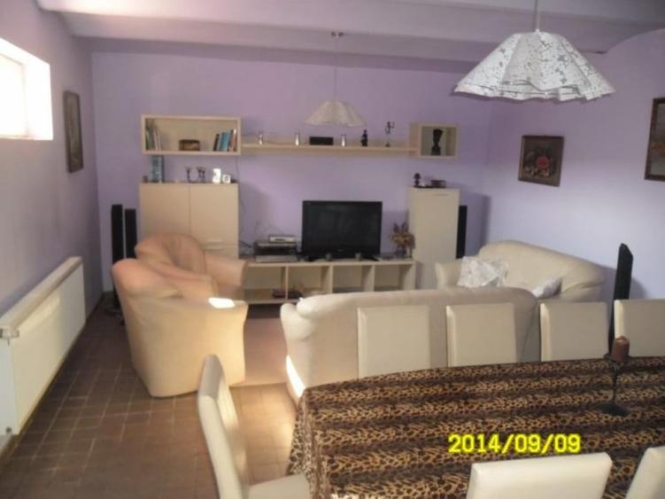 Apartament cu 3 camere semidecomandat în Aradul Nou