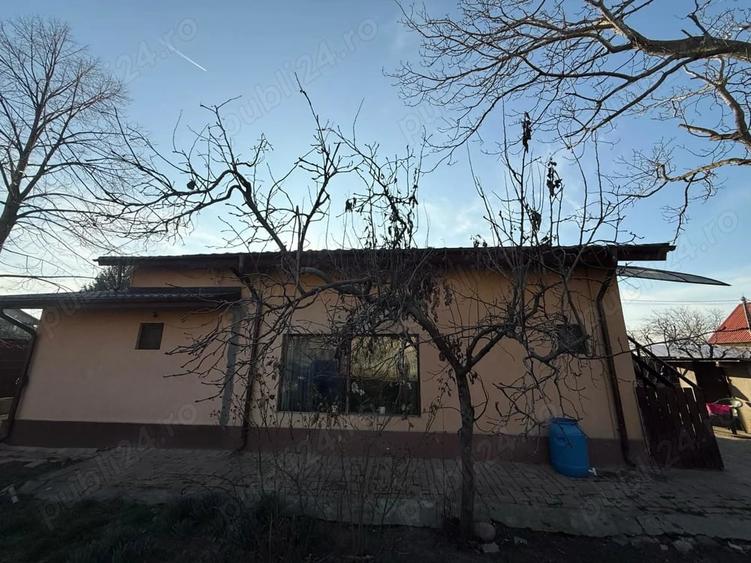 Casă cu 6 camere cu Teren 1359 Mp în Glina