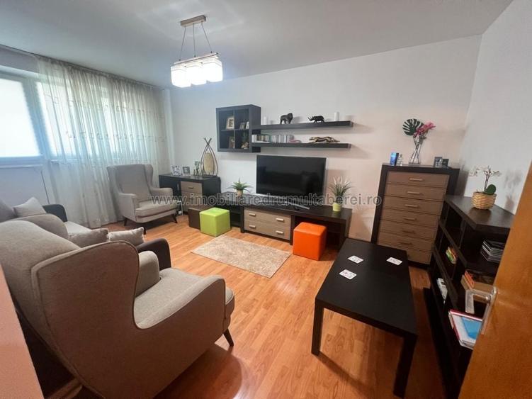 Apartament cu 3 camere decomandat în Drumul Taberei