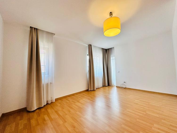 Duplex cu 9 camere cu Canalizare în Central
