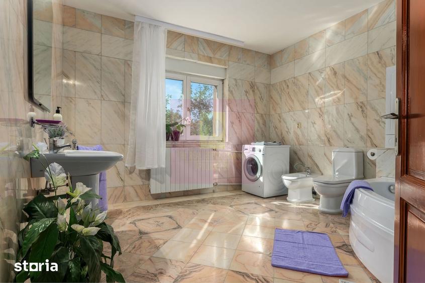 Casă cu 8 camere cu Teren 510 Mp în Tei