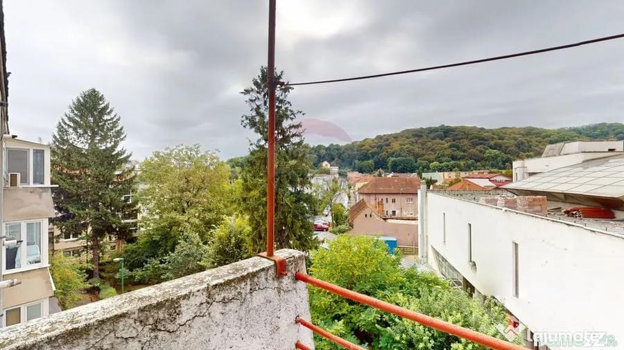 Apartament cu 2 camere semidecomandat în Centrul Civic
