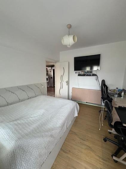 Apartament cu 4 camere decomandat, mobilat în Traian