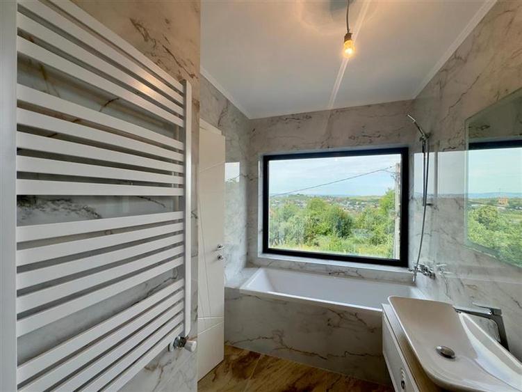 Casă individuală cu 4 camere cu Canalizare în Pietrăria