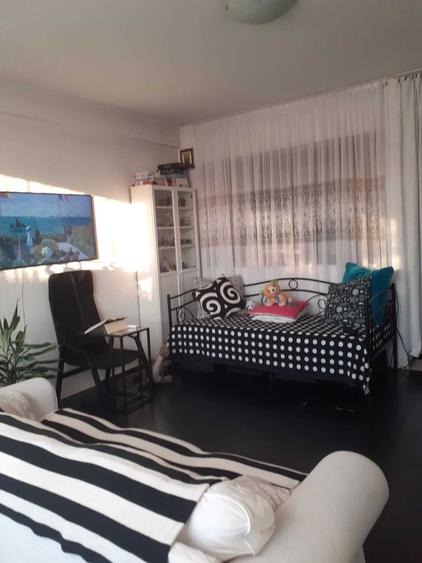 Apartament cu 3 camere semidecomandat în Dămăroaia