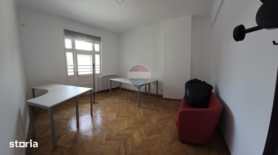 Casă cu 8 camere cu Teren 350 Mp în Eminescu