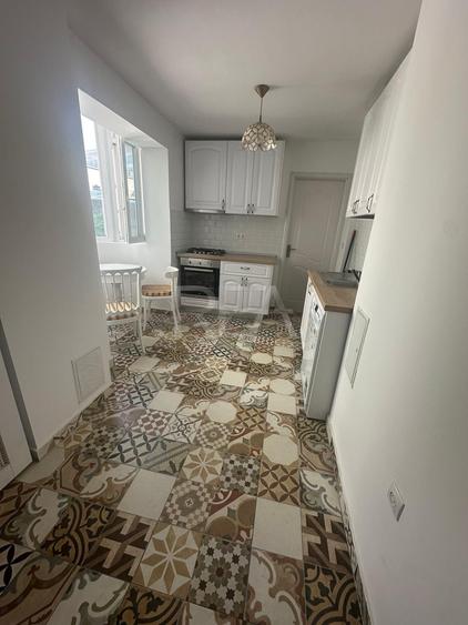 Apartament cu 3 camere semidecomandat, mobilat în Universitate