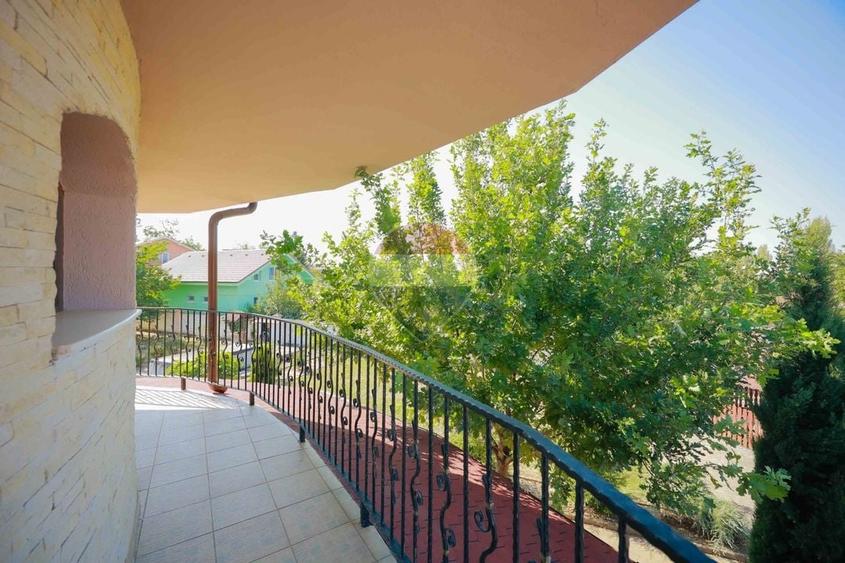Casă individuală cu 5 camere cu Teren 1198 Mp în Central