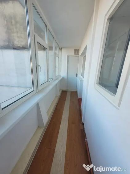 Apartament cu 3 camere decomandat în Narcisa