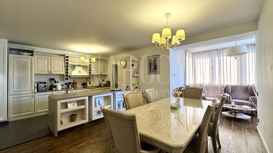 Apartament cu 5 camere semidecomandat în Florești