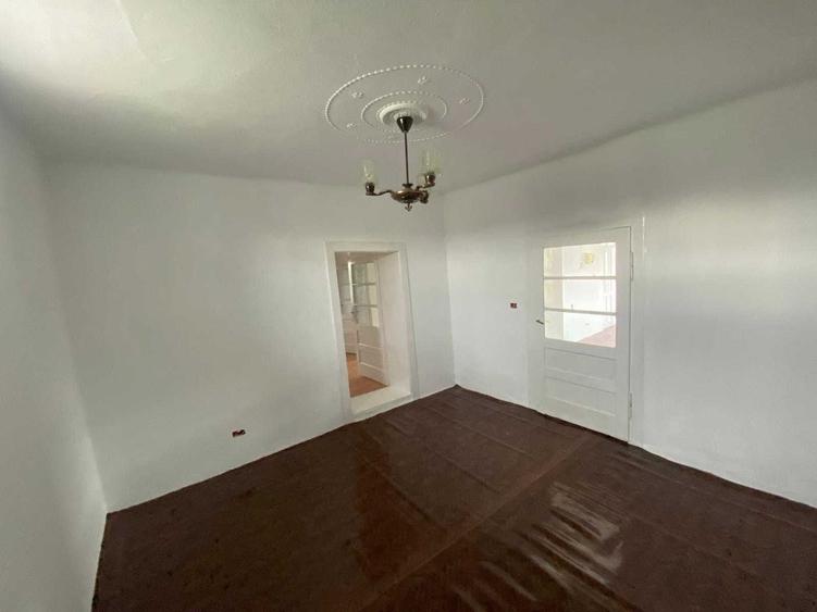 Casă cu 4 camere cu Teren 2880 Mp în Sintea Mare
