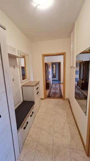 Apartament cu 3 camere semidecomandat, mobilat în Complex Studențesc