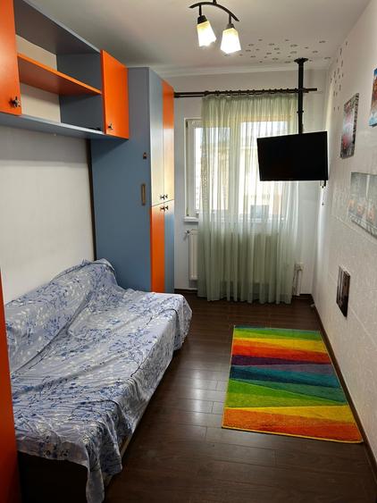 Apartament cu 3 camere semidecomandat, mobilat în Militari