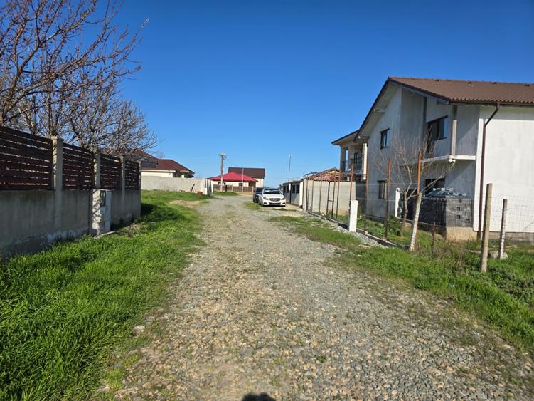 Teren Construcții intravilan de 450 mp, în Lazu