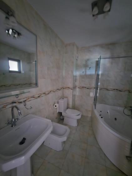 Casă cu 9 camere cu Garaj în Valea Lupului