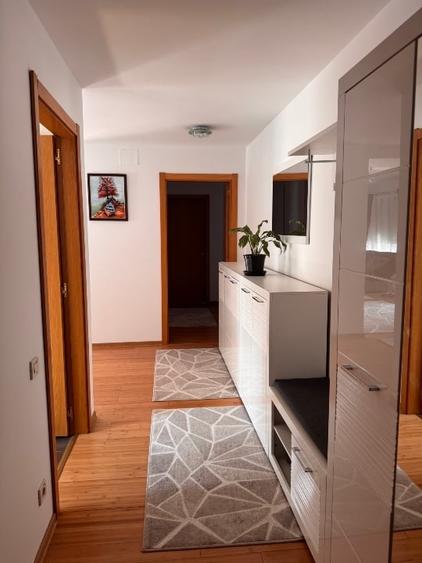 Apartament cu 3 camere decomandat, mobilat în Central