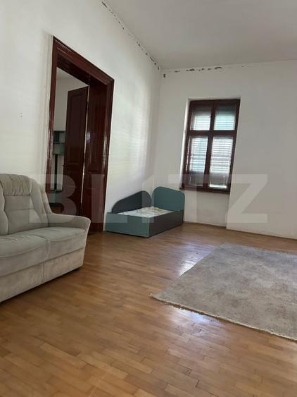 Casă individuală cu 8 camere cu Canalizare în Central