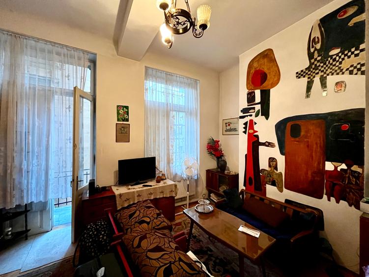 Apartament cu 3 camere semidecomandat în Calea Victoriei