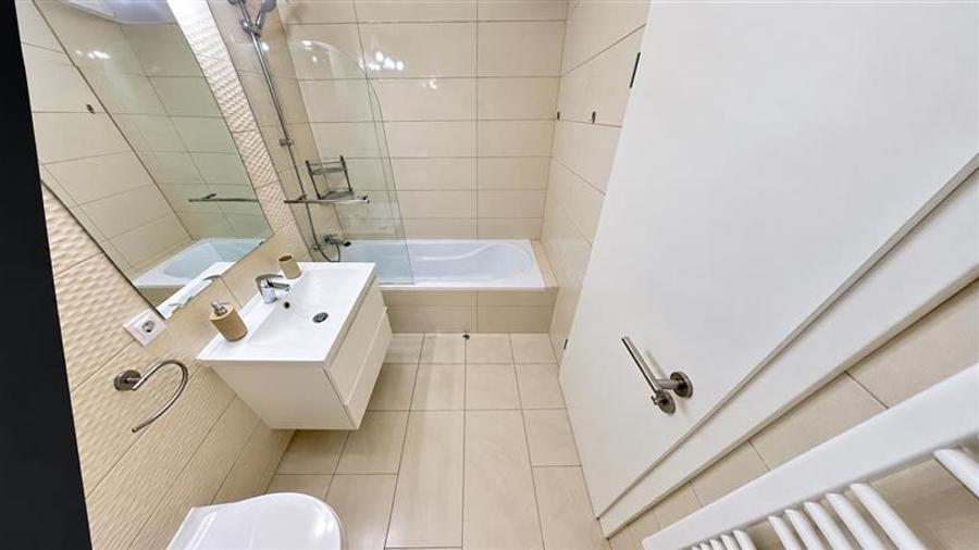 Apartament cu 3 camere decomandat, mobilat în Tractorul