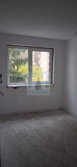Apartament cu 3 camere semidecomandat în Astra