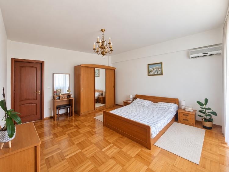 Casă individuală cu 18 camere cu Canalizare în Timpuri Noi