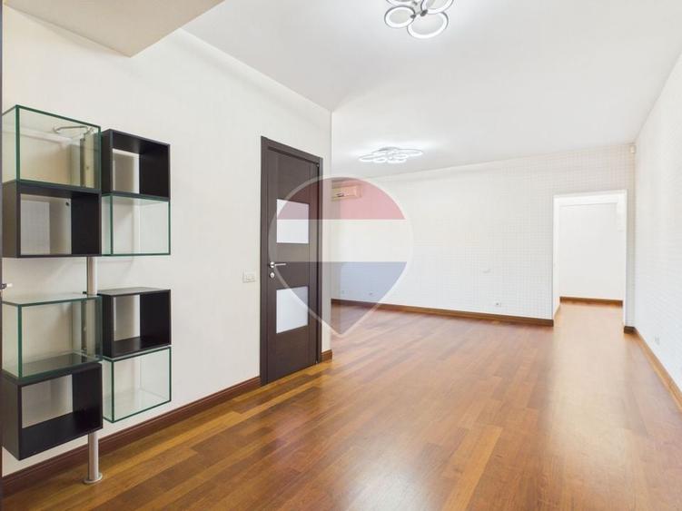 Apartament cu 6 camere decomandat în Sisești