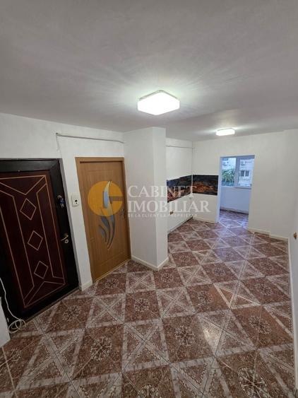 Apartament cu 3 camere semidecomandat în Alexandru cel Bun