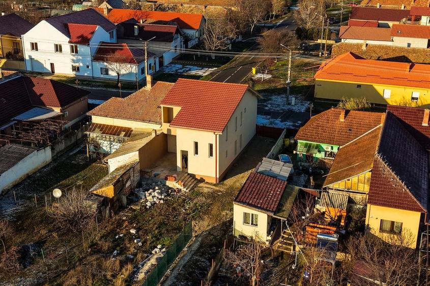 Casă individuală cu 4 camere cu Canalizare în Aradul Nou