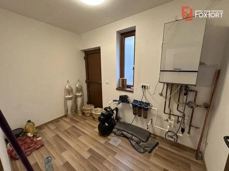 Casă cu 12 camere cu Teren 1560 Mp în Bucovăț (Remetea Mare)