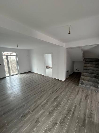 Casă cu 3 camere cu Canalizare în Giroc
