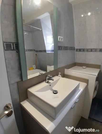 Apartament cu 3 camere semidecomandat în Central