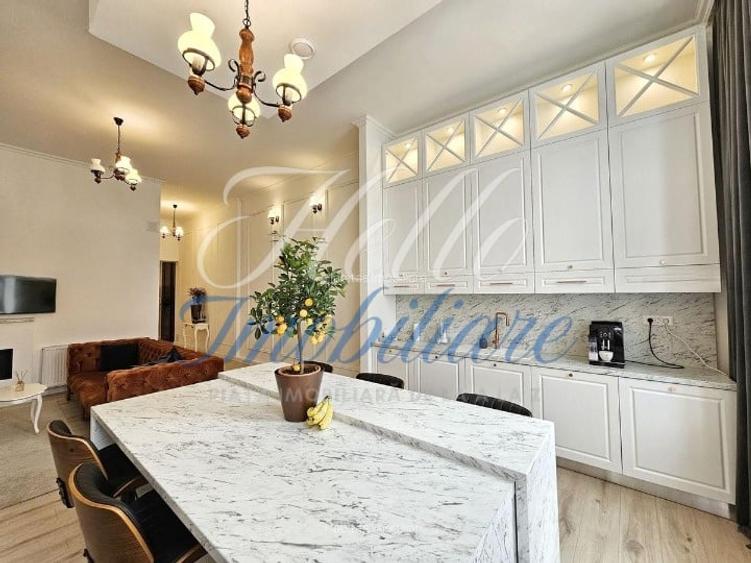 Apartament cu 3 camere semidecomandat, mobilat în Central