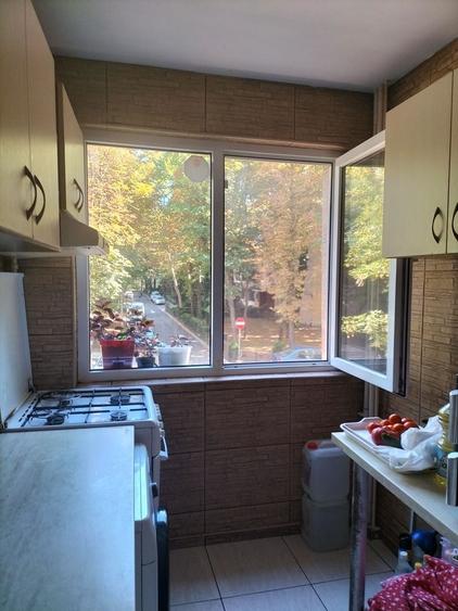 Apartament cu 3 camere semidecomandat în Alexandru Obregia