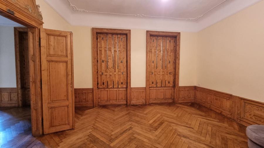 Vand apartament deosebit vis-a -vis de primarie - 1