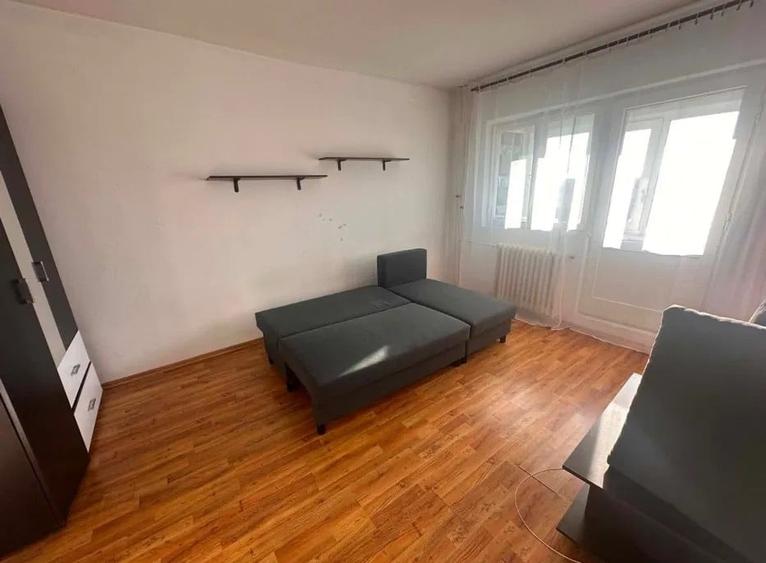 Garsonieră decomandată în Girocului