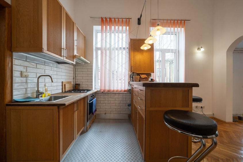 Apartament cu 3 camere semidecomandat, mobilat în P-ța Victoriei