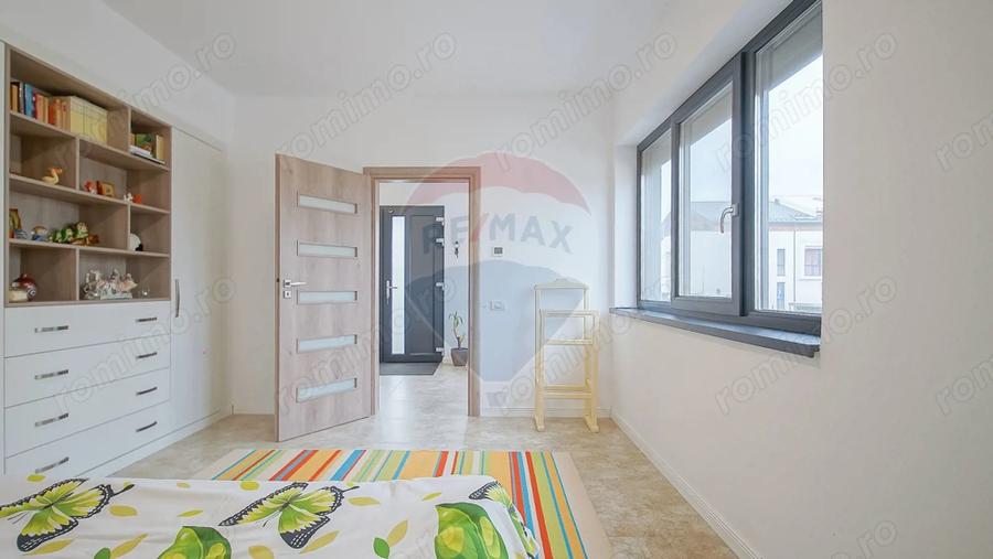 Casă cu 8 camere cu Teren 733 Mp în Bartolomeu