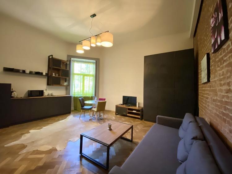 Apartament cu 2 camere semidecomandat, mobilat în Central