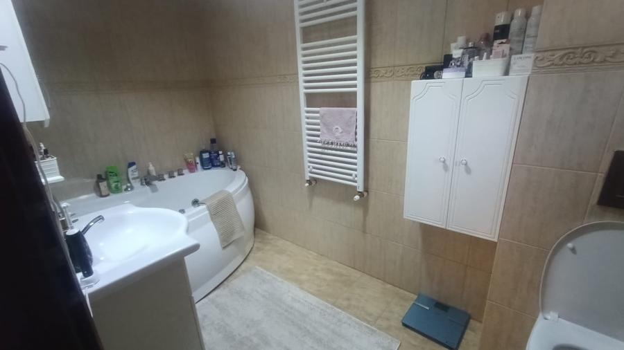 Casă individuală cu 4 camere cu Canalizare în Cârcea