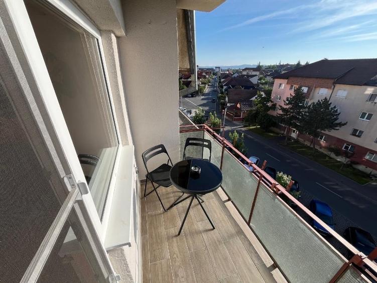 Apartament cu 4 camere decomandat, mobilat în Ștrand