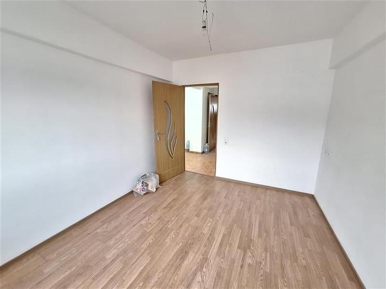 Apartament cu 4 camere decomandat în Milcov