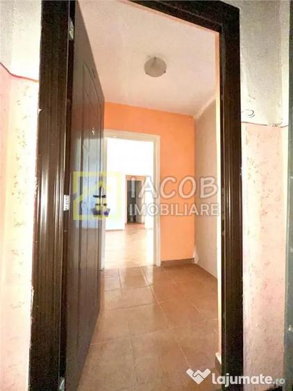 Apartament cu 3 camere semidecomandat în Milcov