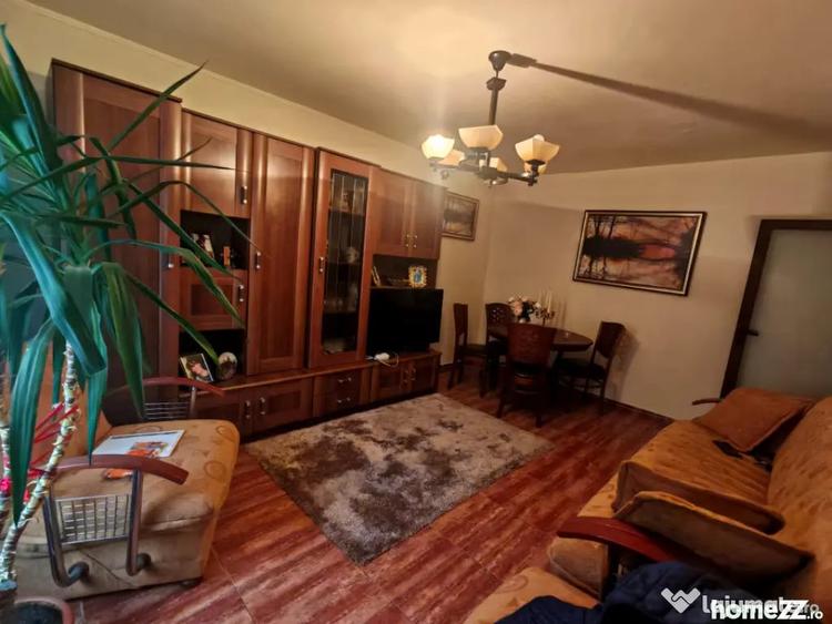 Apartament cu 3 camere decomandat în Casa de Cultură